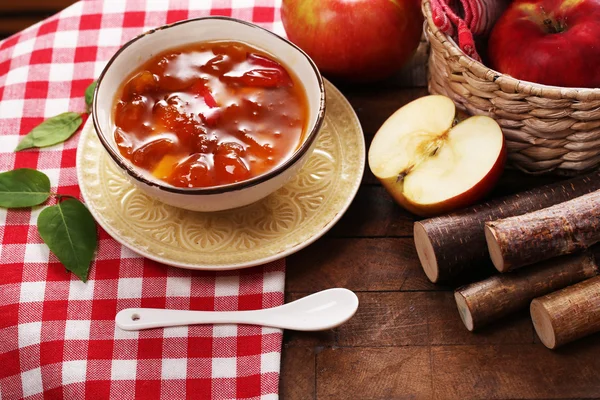 Apple jam and fresh red apples — Stock Photo, Image