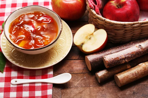 Apfelmarmelade und frische rote Äpfel — Stockfoto