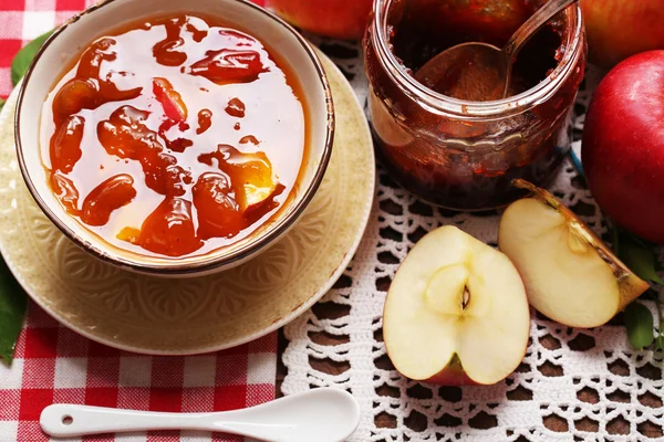 Marmellata di mele e mele rosse fresche — Foto Stock