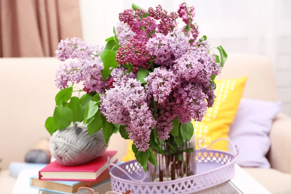 美丽的淡紫色花，插在花瓶里 — 图库照片