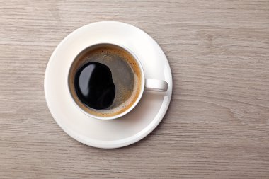 Tahta masada bir fincan kahve.