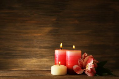 mumlar ve spa taşlar ahşap arka plan üzerinde güzel kompozisyonu