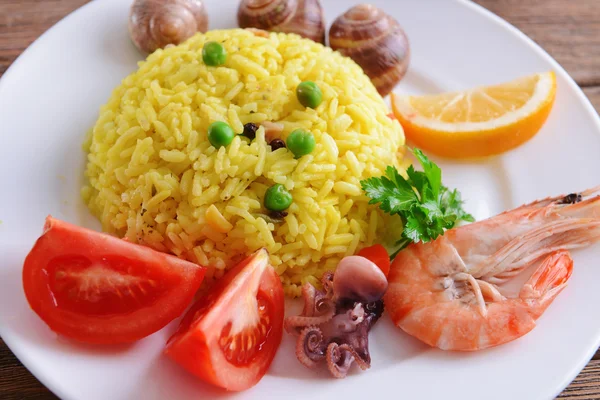 Paella de fruits de mer sur assiette sur table close-up — Photo