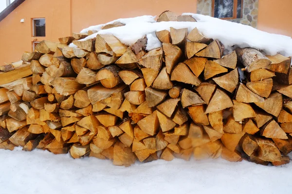 Legna da ardere in neve all'aperto — Foto Stock