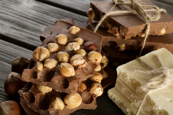 Conjunto de chocolate com avelã na mesa de madeira, close-up — Fotografia de Stock