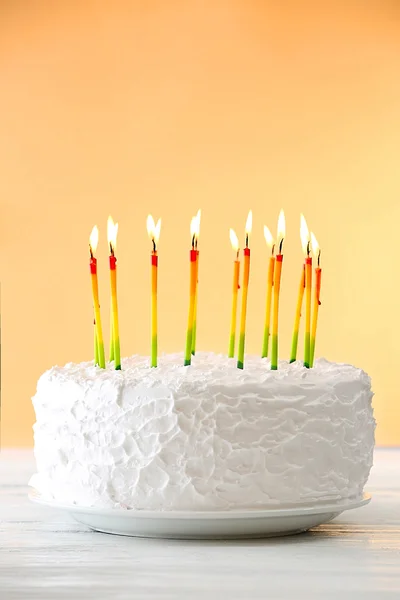 Torta di compleanno con candele — Foto Stock