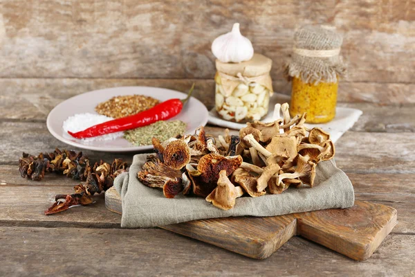 Gedroogde champignons met specerijen op houten achtergrond — Stockfoto