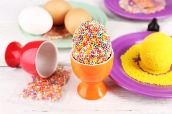 Decoración huevos de Pascua con cuentas de colores en la mesa de madera, primer plano — Foto de Stock