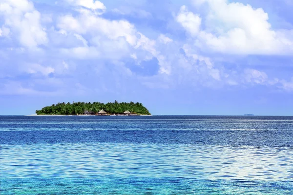 Vista di belle acque blu dell'oceano in resort — Foto Stock