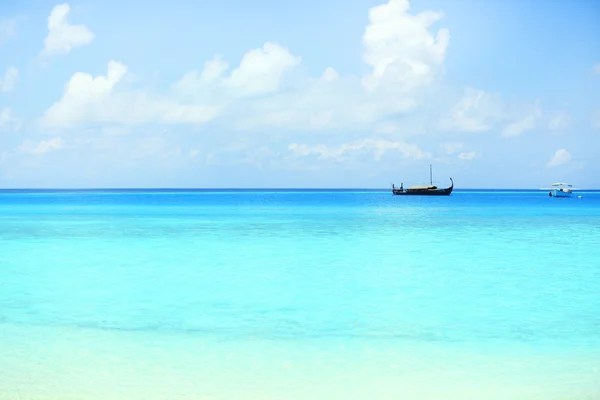 View of beautiful blue ocean water with ship in resort — Stock Photo, Image