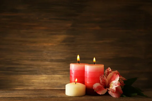 Bela composição com velas e pedras de spa em fundo de madeira — Fotografia de Stock