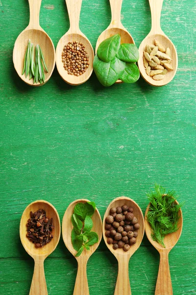 Wooden spoons with fresh herbs — Stock Photo, Image