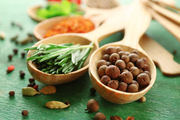 Wooden spoons with fresh herbs — Stock Photo, Image