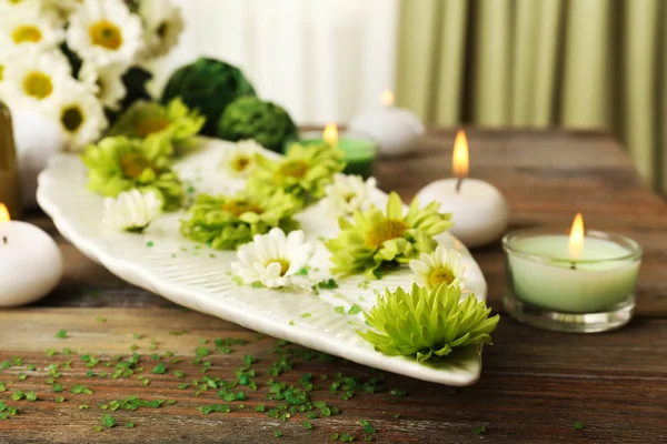 Velas com flores no prato — Fotografia de Stock