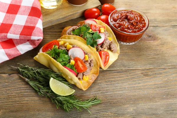 Comida Mexicana Tacos en mesa de madera, primer plano — Foto de Stock