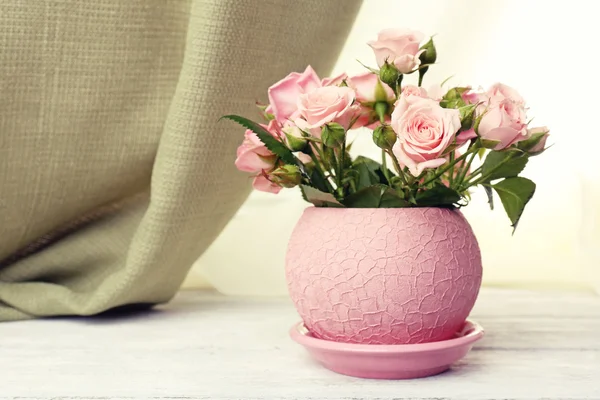 Schöne Rosen im Topf auf der Fensterbank — Stockfoto