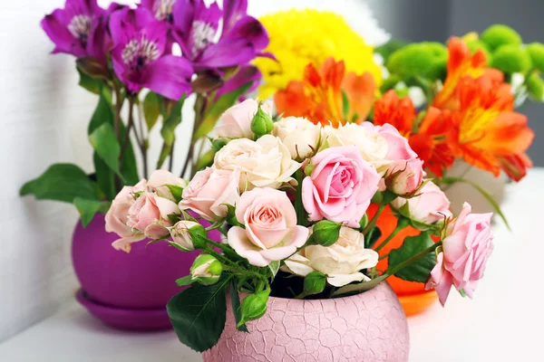 Gyönyörű virágok cserépben — Stock Fotó