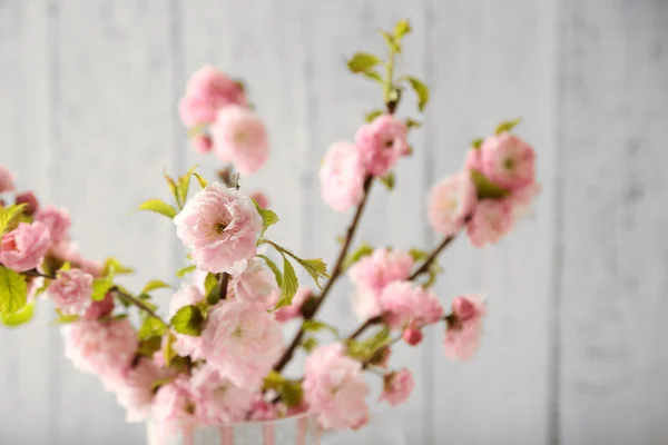 Bouquet primavera in tazza colorata — Foto Stock