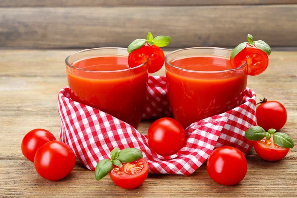 Ποτήρια χυμό ντομάτας με λαχανικά σε ξύλινα φόντο — Φωτογραφία Αρχείου