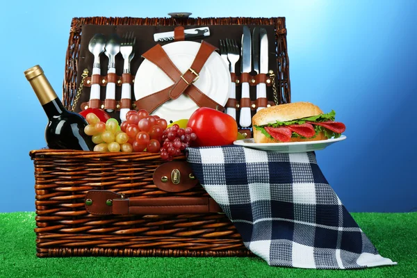 Rieten picknickmand met tafellaken — Stockfoto