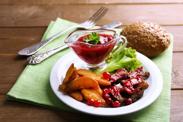 Beef with cranberry sauce — Stock Photo, Image