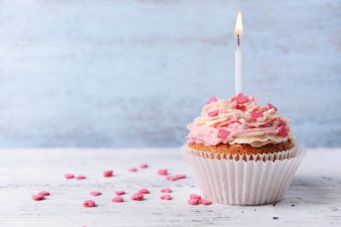 Lezzetli doğum günü kek ahşap arka plan üzerinde