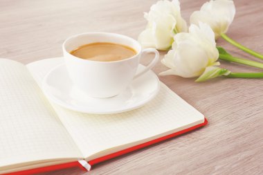 Kitap ve ahşap zemin üzerine kahve ile güzel Lale