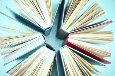 Grup kitap açık mavi renkli, üstten görünüm