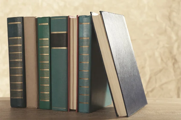 Libros antiguos sobre mesa de madera sobre fondo marrón —  Fotos de Stock