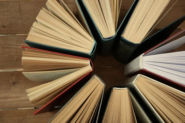 Grupo de libros sobre fondo de madera, vista superior — Foto de Stock