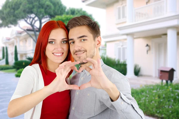 Casal amoroso perto de sua casa — Fotografia de Stock