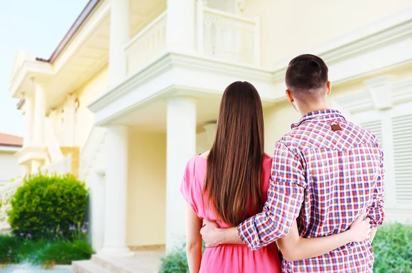 Pareja cariñosa mirando la casa de sus sueños —  Fotos de Stock