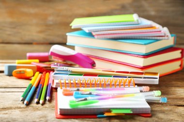 eski ahşap masa üzerinde parlak okul Kırtasiye