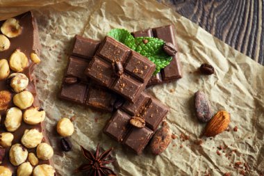 Tablo, tatlı baharatlar ile lezzetli çikolatalar