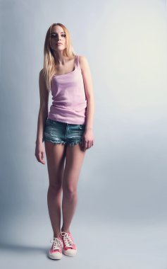 gri arka plan üzerinde rahat tarzı ifade genç modeli