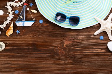 Tahta arka planda seyahat aksesuarları