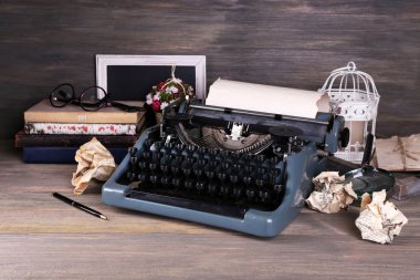 ahşap arka plan üzerinde Retro daktilo