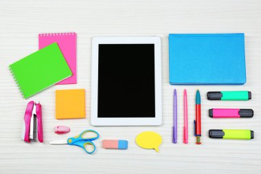 Ahşap arka plan üzerinde ileti örneği ile dijital tablet