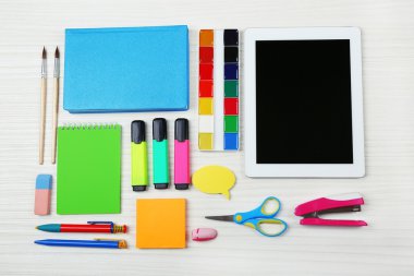 Ahşap arka plan üzerinde ileti örneği ile dijital tablet