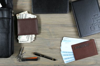 İş gezisi şeyler ahşap arka plan üzerinde kümesi