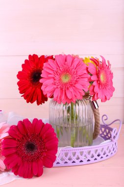 ahşap zemin üzerine vazo içinde güzel parlak gerbera