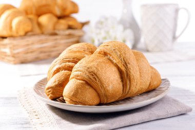 Tablo yakın çekim üzerinde plaka üzerinde lezzetli ay çöreği