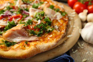 lezzetli pizza tablo üzerinde kapat