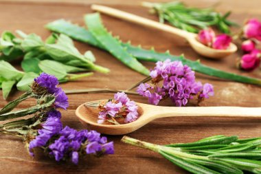 Yeşil otlar ve ahşap masa, closeup yapraklarda