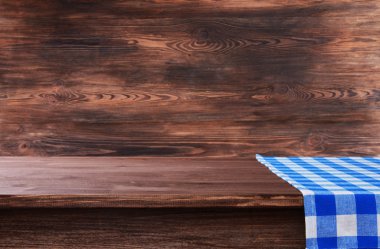 peçete ve kahverengi zemin ile boş ahşap masa