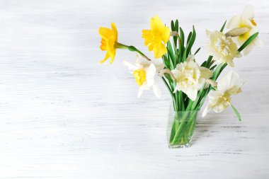 Ahşap arka plan üzerinde taze nergis çiçekleri