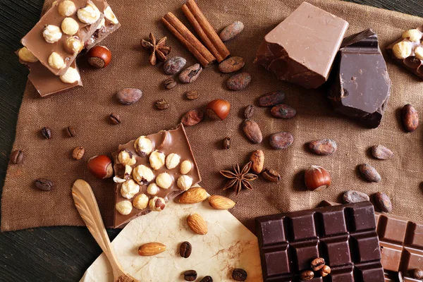 美味的巧克力，坚果香料在桌子上，特写 — 图库照片