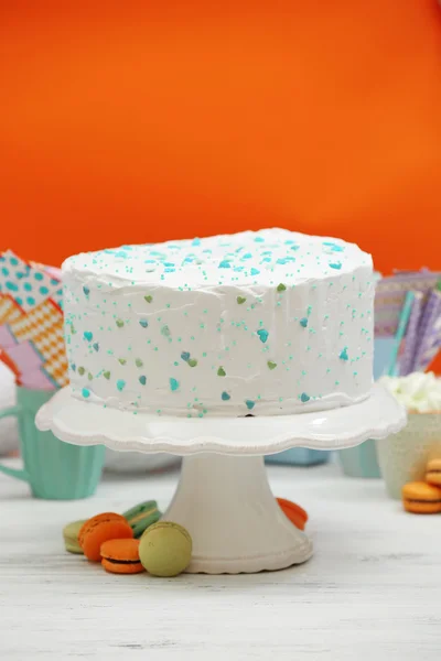 Renk arka plan üzerinde dekore doğum günü pastası — Stok fotoğraf