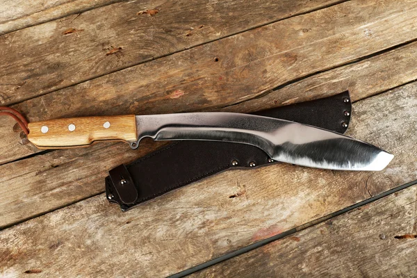 Coltello da caccia su sfondo di legno — Foto Stock