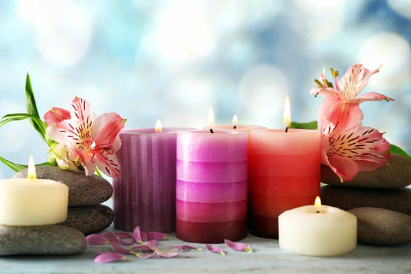 Stillleben mit Wellness-Kerzen auf leicht verschwommenem Hintergrund — Stockfoto